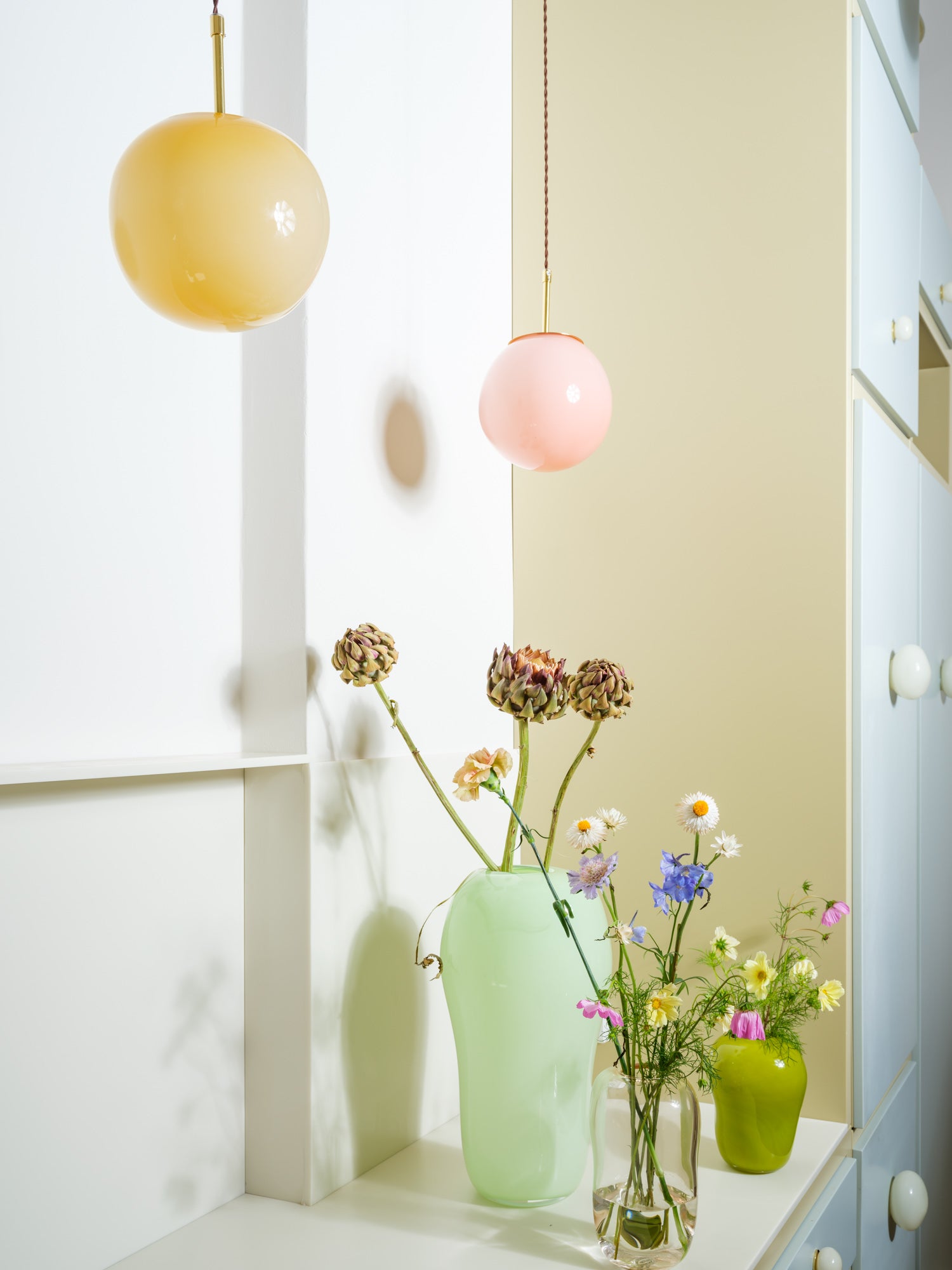 Mouth-blowned round pendant lamps in light pink and yellow